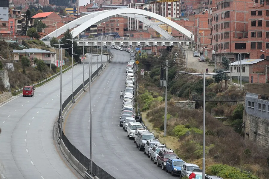 Largas filas y días de espera para conseguir gasolina debido a bloqueos en Bolivia
