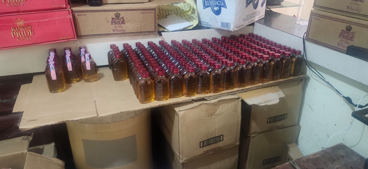 En operativo policial en Los Alcarrizos se incautan más de 1,300 botellas adulteradas