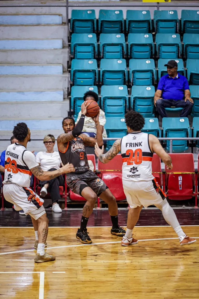 Los Cañeros del Este vencieron a los Reales de La Vega y se quedaron solos en cuarto lugar de la Super Liga de Basket