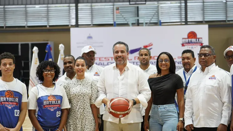 El director ejecutivo del INEFI, Alberto Rodríguez destacó la importancia que tiene el Torneo de Baloncesto Batalla de las Promociones