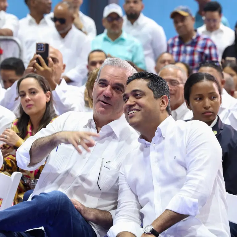 El presidente Luis Abinader y el ministro de Deportes, Kelvin Cruz entregaron el club 30 de mayo