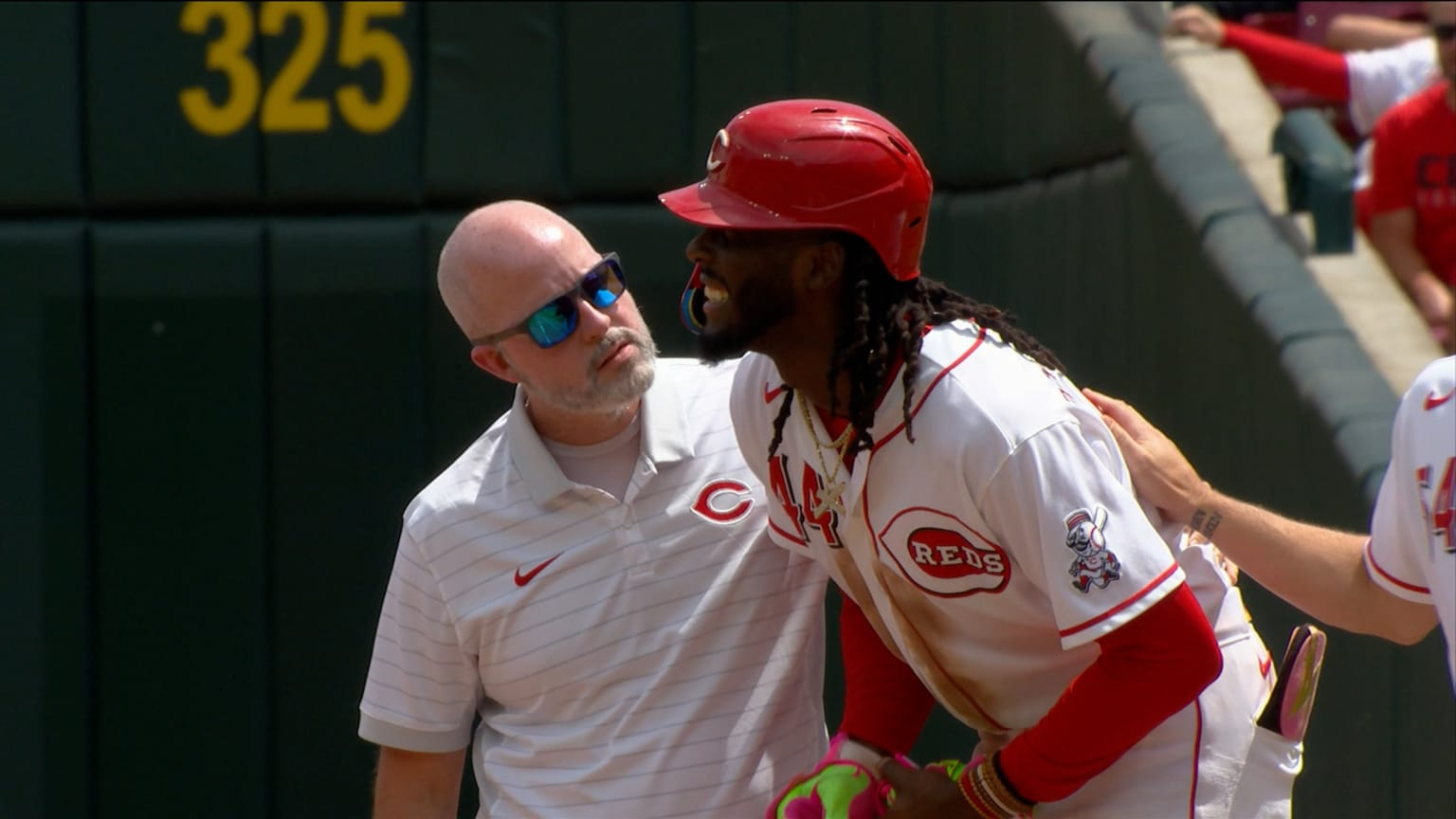 El shortstop de los Rojos de Cincinnati Elly De La Cruz sufrió una lesión y abandono el partido del domingo