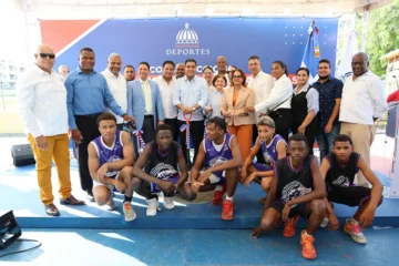 Kelvin Cruz, encabezó el inicio de los trabajos para la construcción del techado multiuso del Club Matanzas en la provincia Peravia.