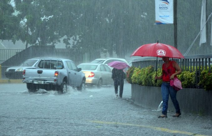 Vaguada y onda tropical provocarán fuertes aguaceros y tormentas eléctricas en gran parte del país