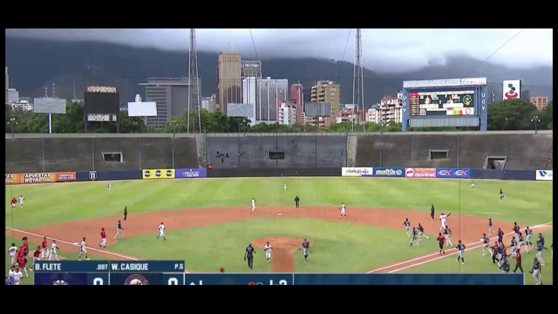 El terremoto que sacudió a Venezuelo obligó a suspender un partido de béisbol que se disputaba en el estadio Universitario de Caracas