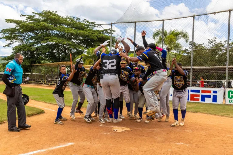 Los Leopardos del Este derrotaron al conjunto de Pedro Brand para empatar la Serie Final del Torneo de Béisbol Superior de la Provincia Santo Domingo
