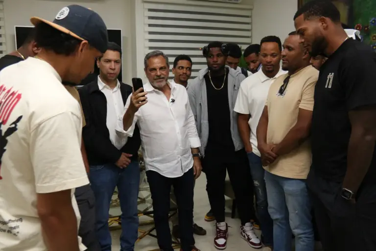 El Gobierno Dominicano trajo el viernes al país un primer grupo de peloteros dominicanos varados en Venezuela