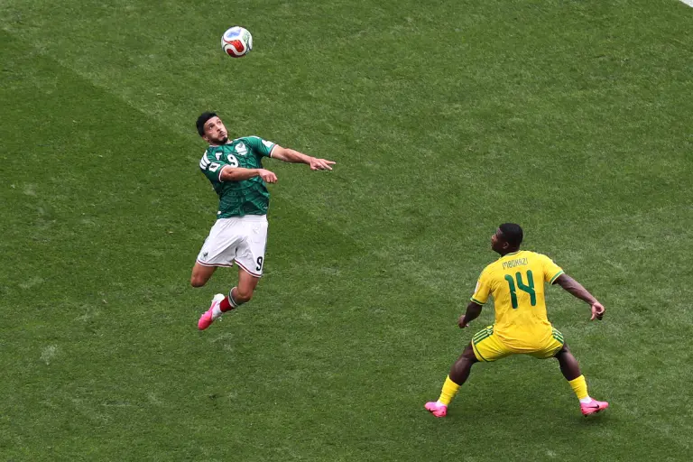 Sin la presencia de ningún jefe de Estado y en medio de protestas populares México venció a Sudáfrica en la apertura del Mundial de Fútbol