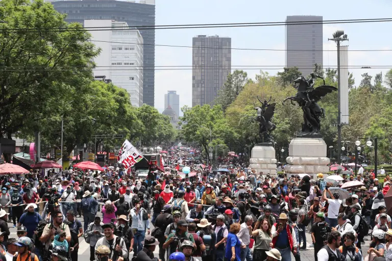 Miles de maestros iniciaron el lunes en México una huelga nacional indefinida a pocos días de la apertura del Mundial de Fútbol