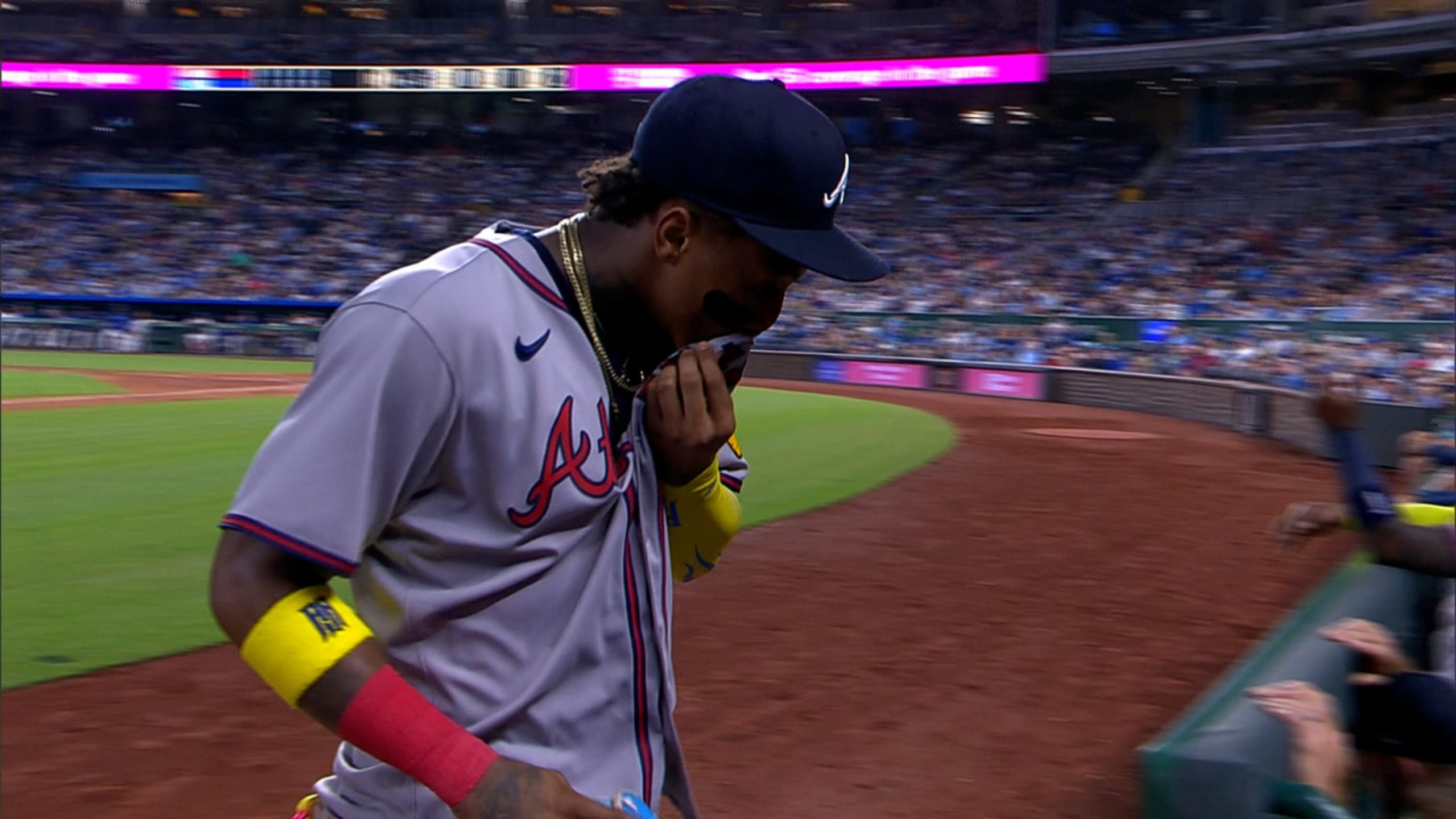 El jardinero de los Bravos de Atlanta Ronald Acuña Jr., abandonó el partido del martes debido a problemas en una pierna