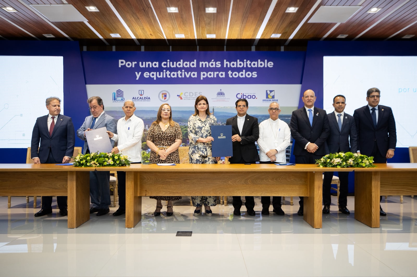 Raquel Peña encabeza firma del “Pacto por una Mejor Ciudad” para impulsar visión de futuro de Santiago