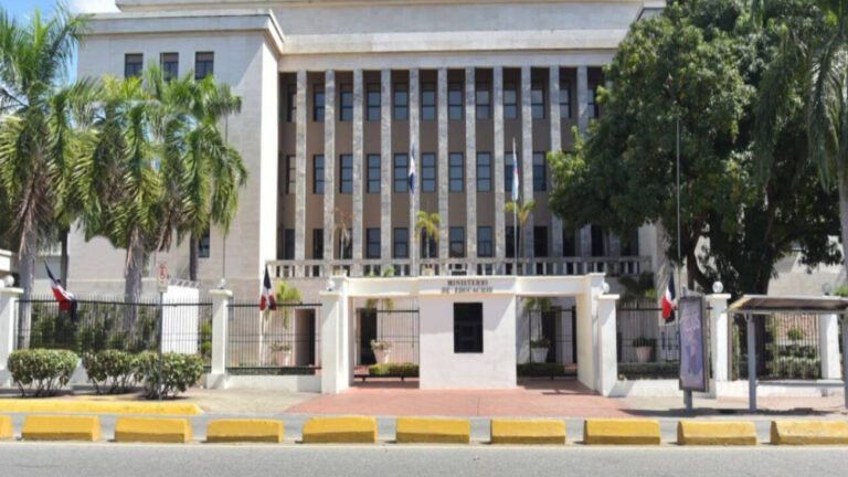 Minerd remite expedientes a Hacienda por Ley 16-26