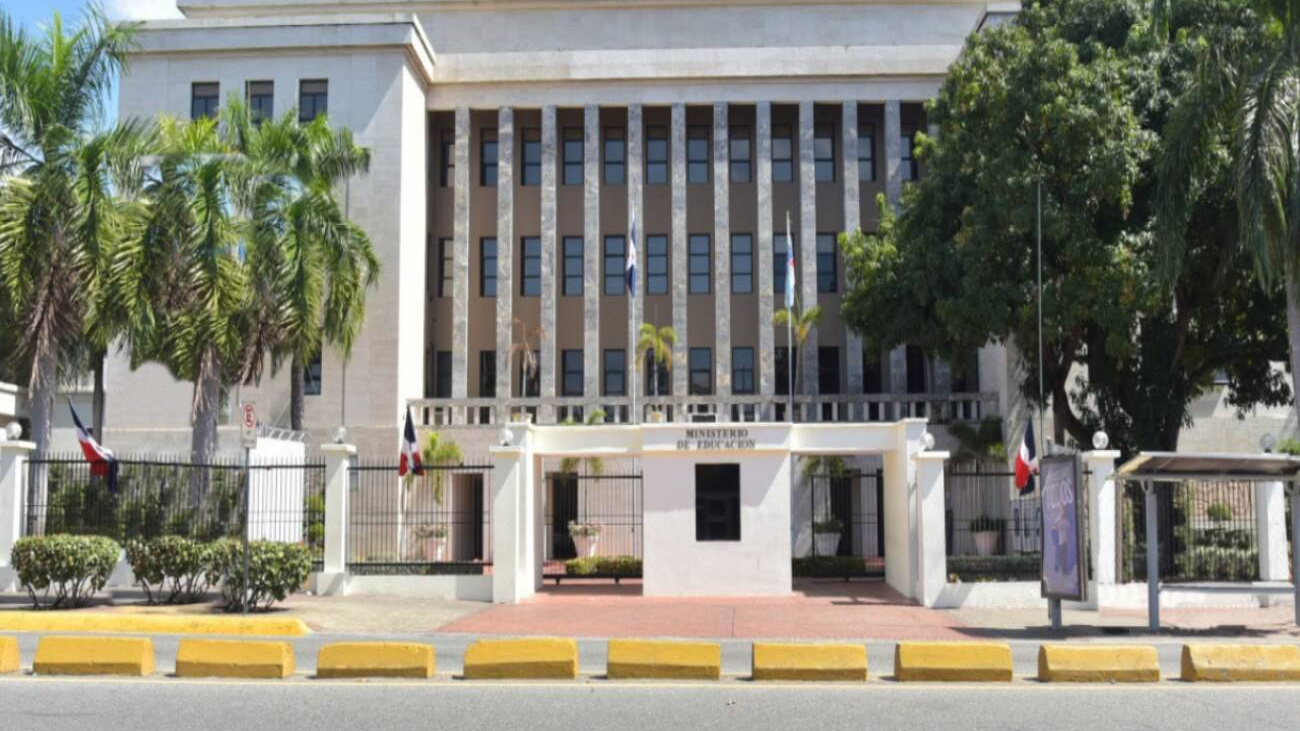 Minerd remite expedientes a Hacienda por Ley 16-26