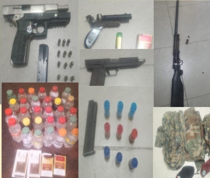 Policía Nacional y MP ocupan armas de fuego, pertrechos militares y ron adulterado durante allanamientos en Barahona y Cabral