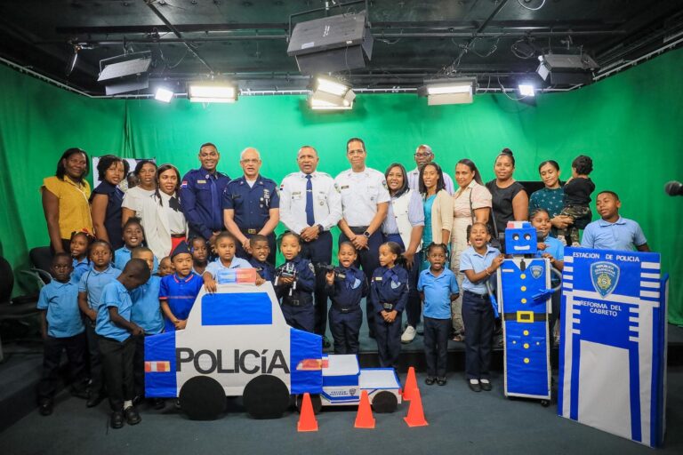 Estudiantes presentan proyecto “Policía que Salva a la Gente” para promover valores y cultura ciudadana