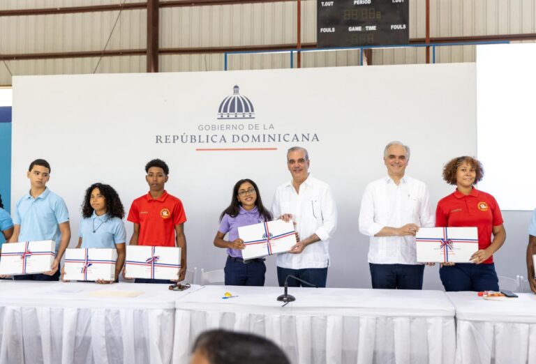 Abinader anuncia carretera Duvergé-Pedernales