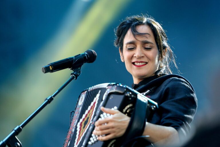 Reportan que Julieta Venegas dejaría de impulsar "La Niña Futbolista" tras controversia
