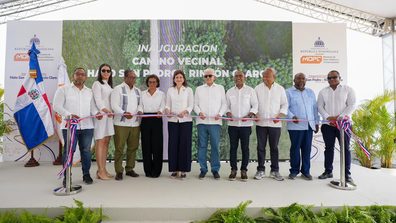 Raquel Peña entrega carreteras Monte Plata–Cevicos y San Pedro-Rincón Claro