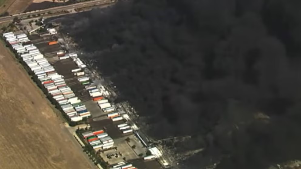 Incendio arrasa centro de distribución médica en California y desata estado de emergencia
