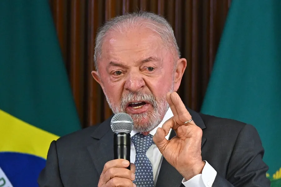 Lula dice que incluirá la política de defensa por primera vez en su programa electoral