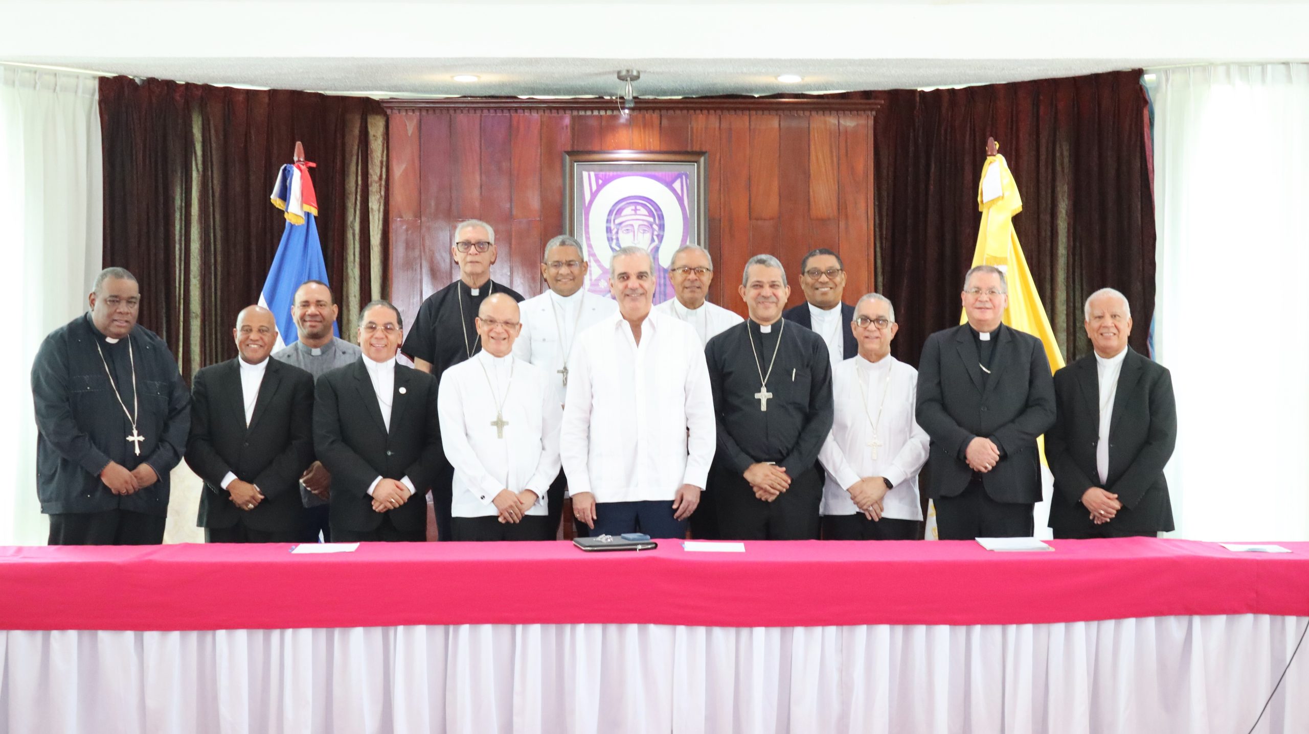 Luis Abinader se reúne con la Conferencia del Episcopado para discutir temas nacionales
