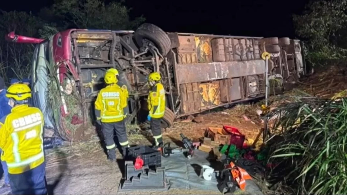 Al menos tres muertos y 40 heridos al volcar un bus con bailarinas paraguayas en Brasil