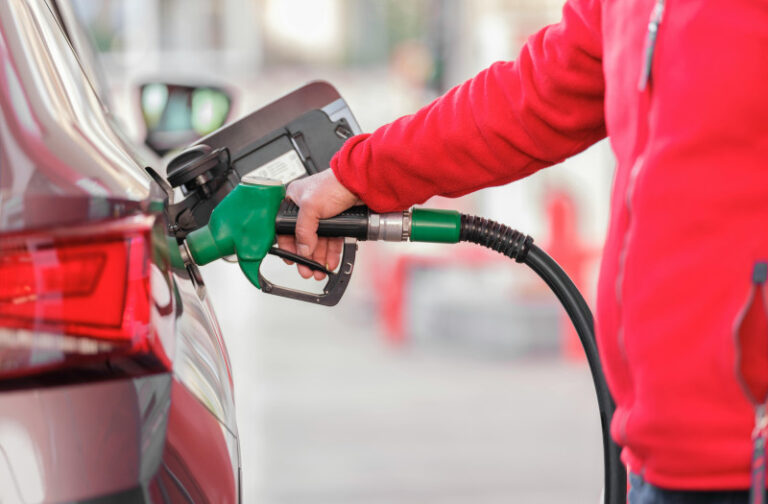 Trump exige a empresas de combustible bajar la gasolina a US$2.50 por galón