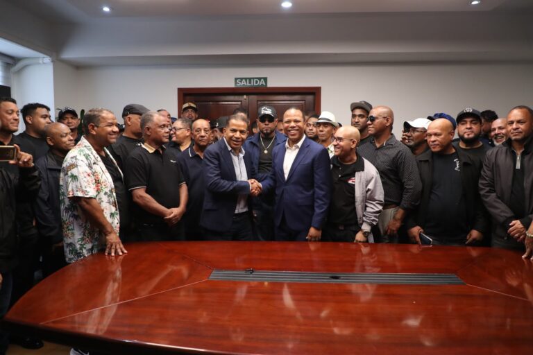 Queda sin efecto aumento del pasaje en Santiago; INTRANT y CNTT acuerdan mesa de diálogo