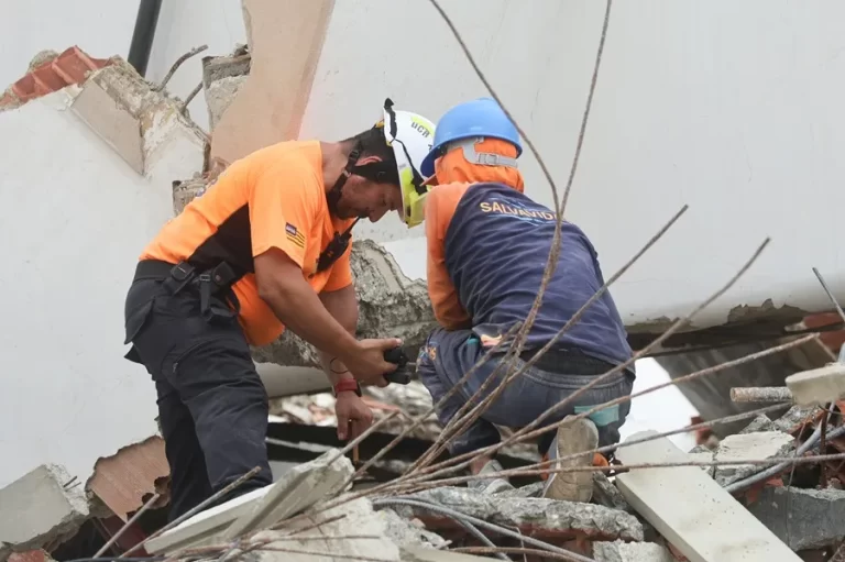 Rescatistas despliegan drones y perros para evaluar el rescate de un niño en Venezuela