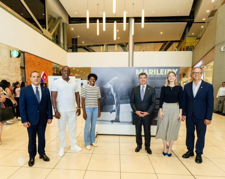 Marileidy Paulino recorre muestra fotográfica que celebra su camino como tricampeona olímpica