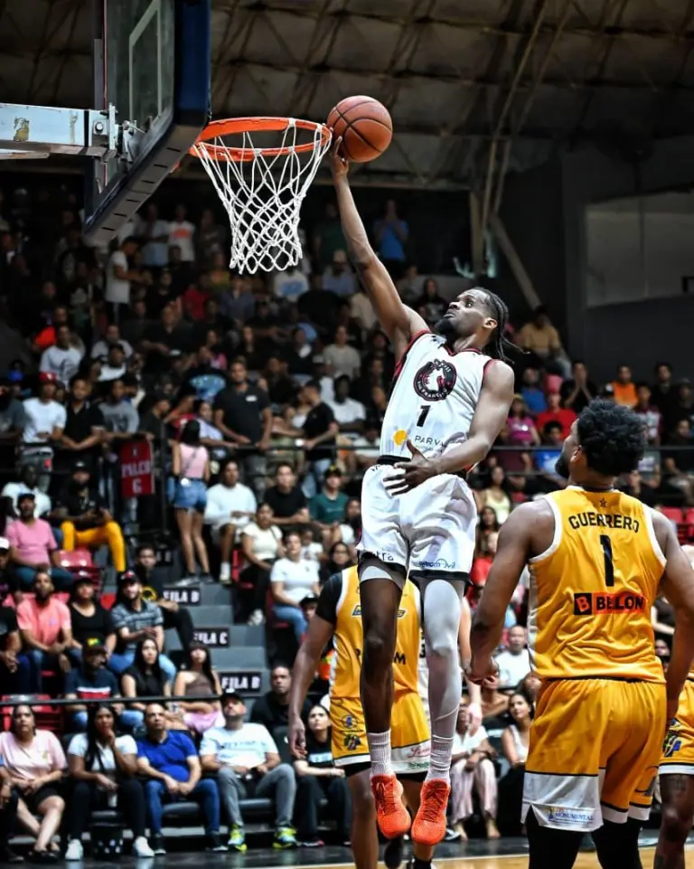 Los Gigantes Basketball Club derrotaron a los Metros de Santiago y se colocaron a ley de una victoria para coronarse campeones