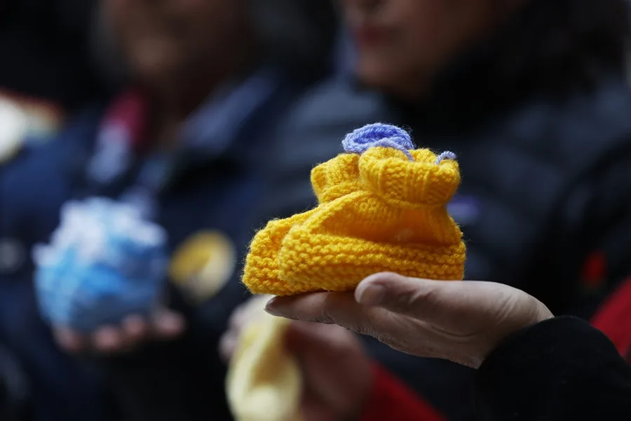«No quiero morirme sin saber», el clamor de las víctimas de adopciones ilegales en Chile