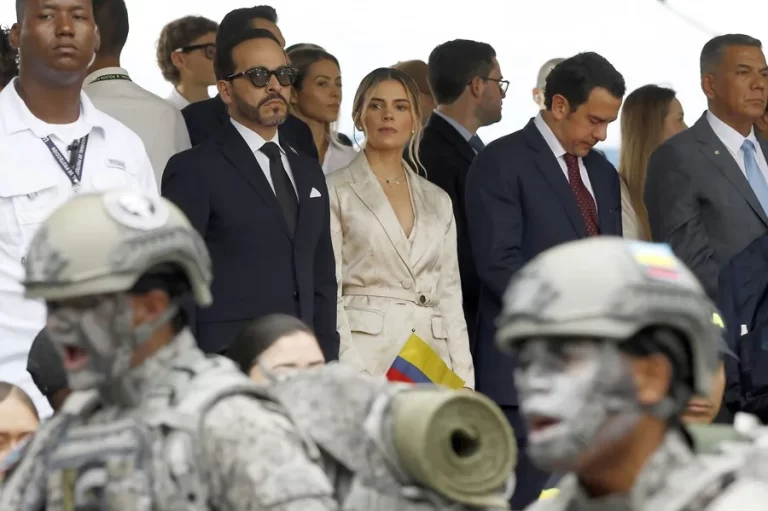 Abelardo De la Espriella encabeza el desfile militar en Medellín, un bastión de su victoria en Colombia