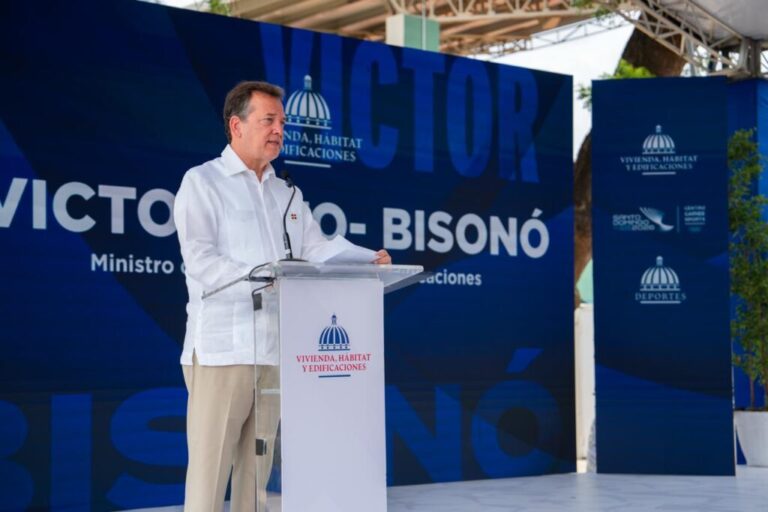 El ministro de Vivienda, Hábitat y Edificaciones, Ito Bisono hizo entrega del remodelado estadio de béisbol #3 en el Centro Olímpico Juan Pablo Duarte