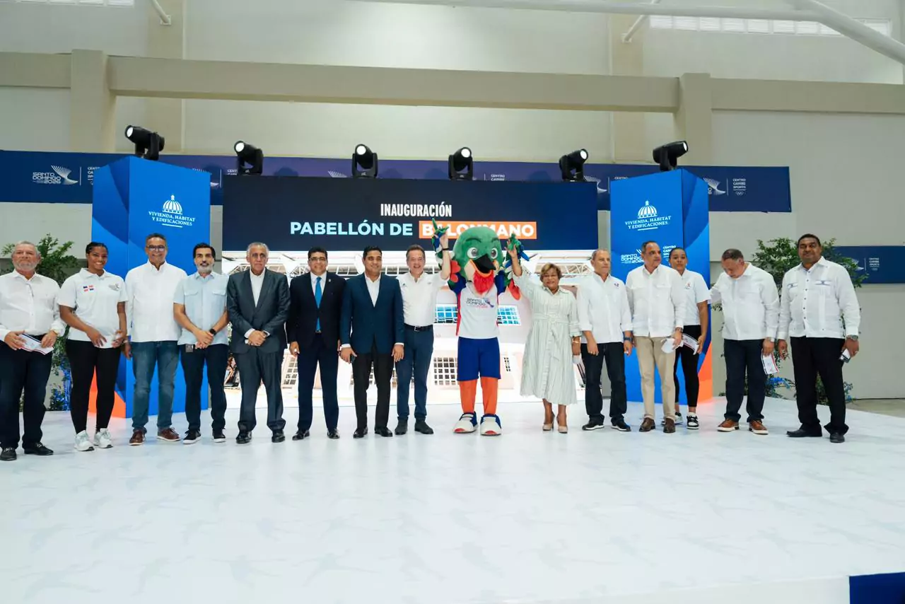 El ministro de Vivienda, Hábitat y Edificaciones, Ito Bisonó hizo entrega del Pabellón de Balonmano ubicado en el Parque del Este
