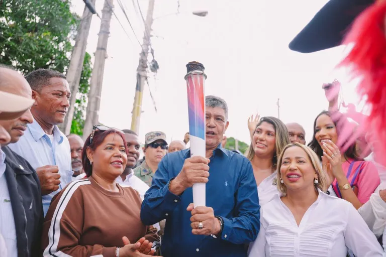 La antorcha de los Juegos Centroamericanos y del Caribe 2026 recorrió diferentes calles del Municipio Santo Domingo Oeste