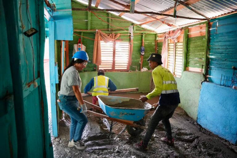 Empresas cementeras invierten más de RD$38 millones para sustituir pisos de tierra por pisos de cemento en hogares vulnerables