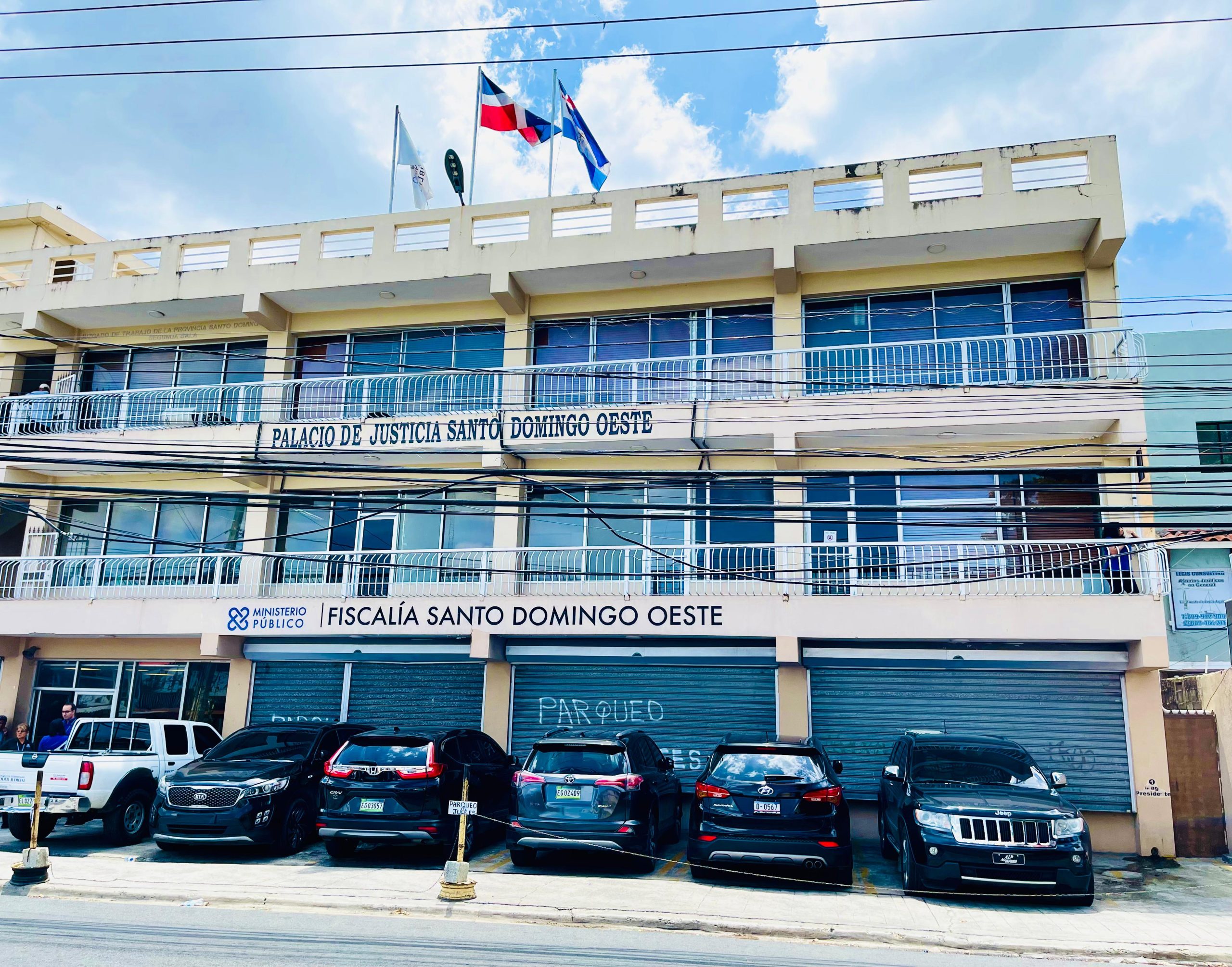 Trasladan a mujer acusada de causar la muerte de su hija de 10 años a la Fiscalía de Santo Domingo Oeste