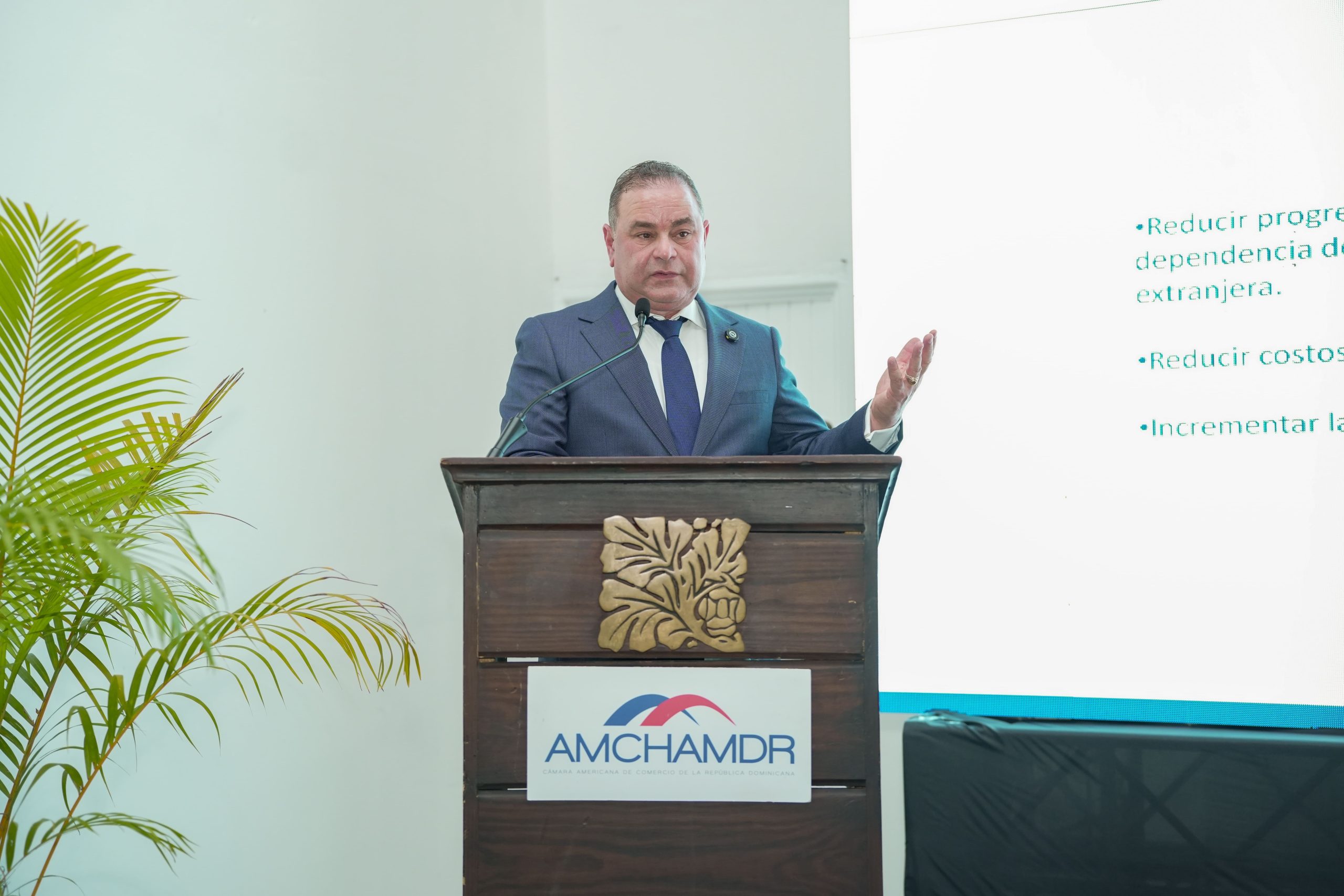 Oliverio Espaillat plantea ante AMCHAMDR que la mecanización es la clave para elevar la competitividad de la agropecuaria