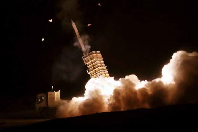 Irán responde ataques de EEUU lanzando misiles y drones contra Jordania, Bahréin, Kuwait y Omán