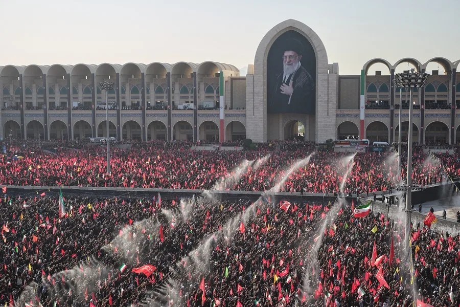 Irán celebra el rezo fúnebre por Jameneí en el segundo día de los funerales públicos
