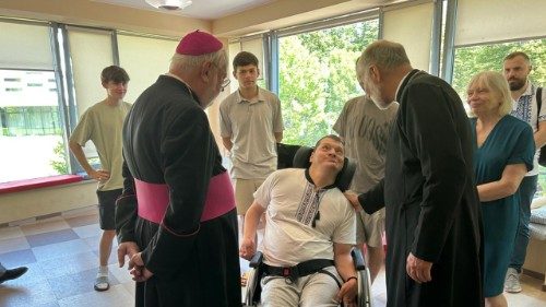 Gallagher inicia misión en Ucrania como enviado especial del Papa y llama a construir una paz justa