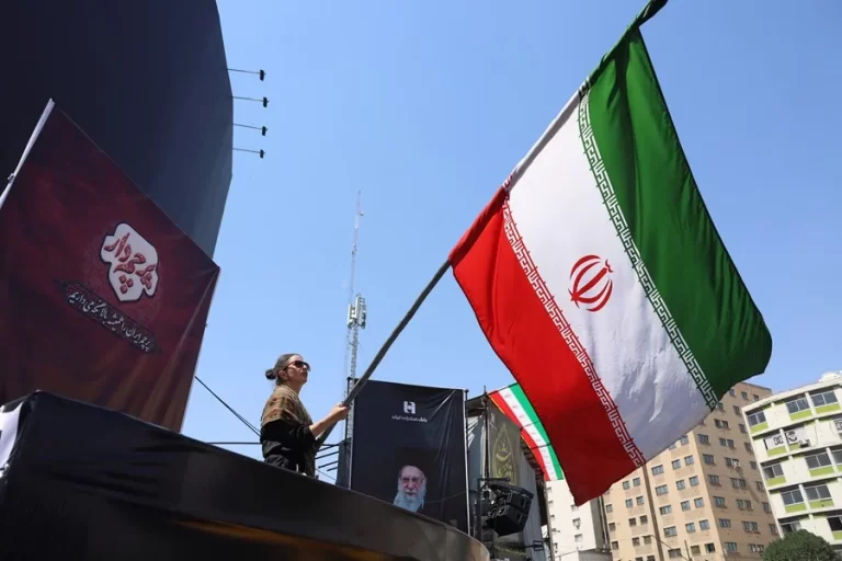 El primer ministro catarí se reúne con los enviados de EE.UU ante el inicio de contactos indirectos con Irán