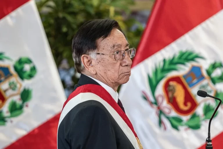 El presidente interino de Perú solicita al Congreso que se le otorgue una pensión vitalicia