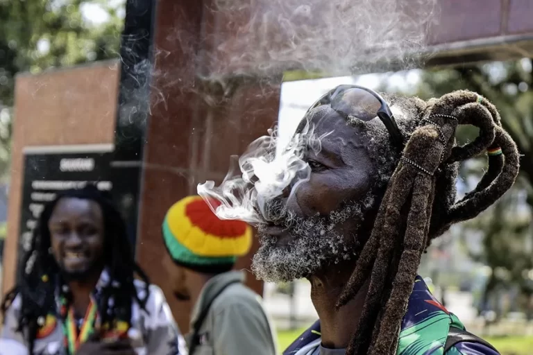 La Justicia de Kenia rechaza permitir el uso religioso del cannabis a los rastafaris