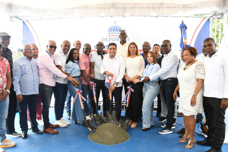 El ministro de Deportes, Kelvin Cruz encabezó el inicio de la construcción de un multiuso en Villa Hermosa de La Romana