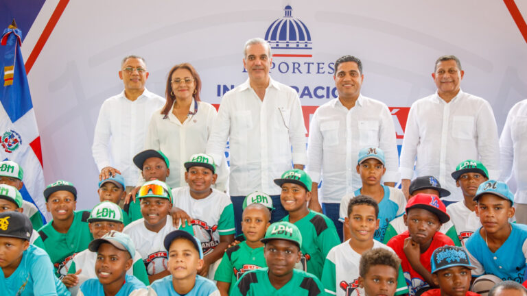 El presidente Luis Abinader entregó este fin de semana totalmente remozado el play municipal de Samaná