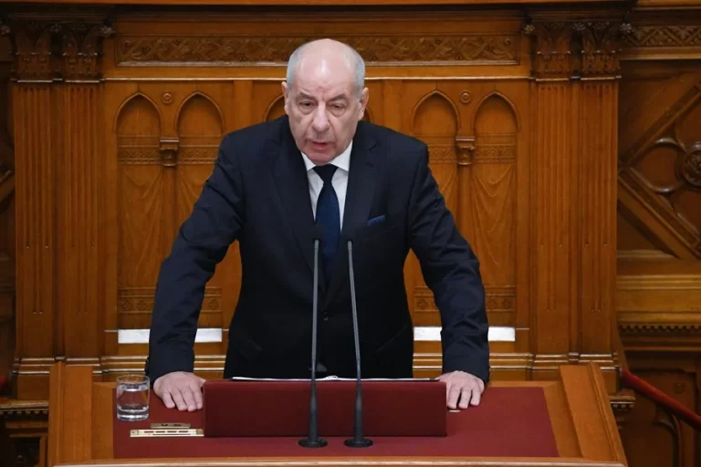 El Parlamento húngaro aprueba una reforma para destituir al presidente, aliado de Orbán