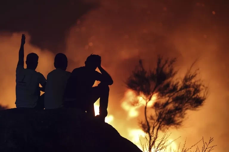 Un incendio de unas 1.000 hectáreas sigue activo en Portugal a 20 kilómetros de España