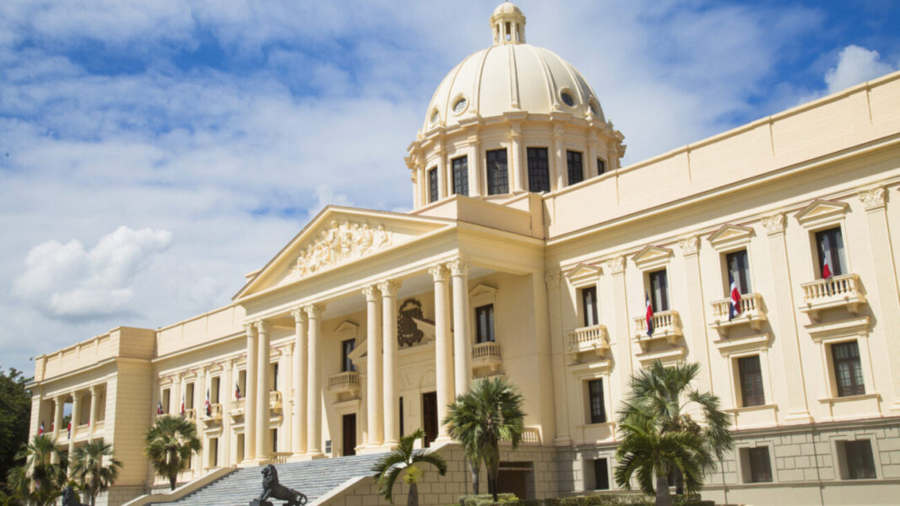 Calificadoras de riesgo y banca internacional destacan la fortaleza de la economía dominicana